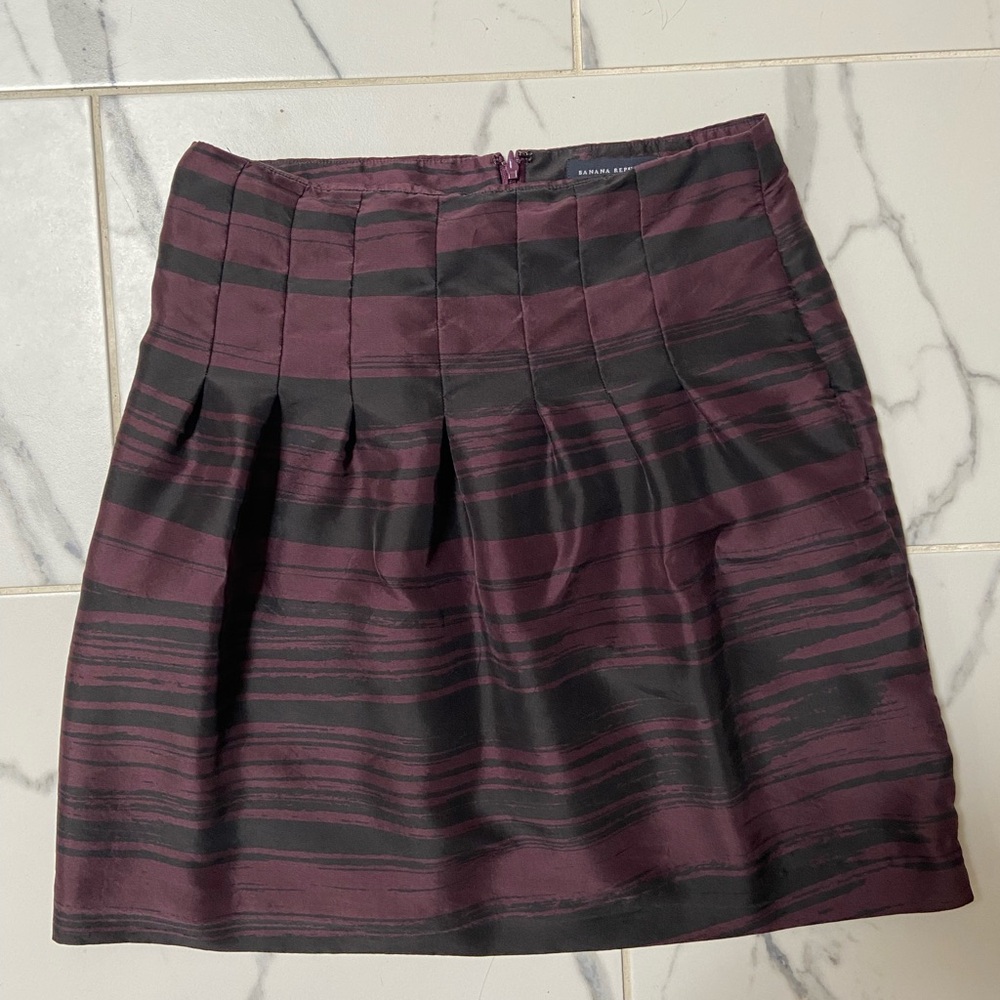 Banana Republic Black and Burgundy 100% Silk Striped Skirt, Women’s Size 4